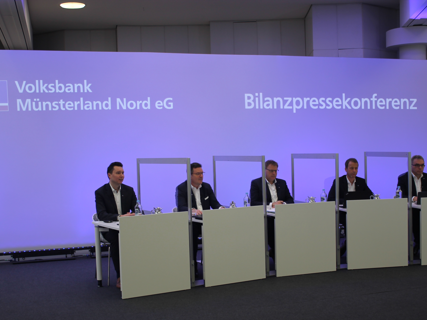 Das Podium bei der digitalen Pressekonferenz der Volksbank Münsterland Nord | Foto: Volksbank Münsterland Nord