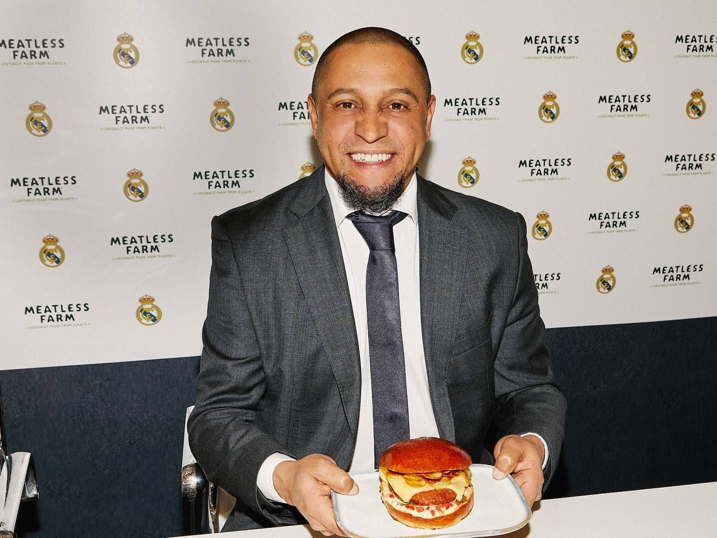 Tidligere Real Madrid-spiller Roberto Carlos med en burger baseret på Meatless Farms plantebaserede alternativ. Det er ikke klart, hvad hans rolle er i samarbejdet. | Foto: PR / Meatless Farm