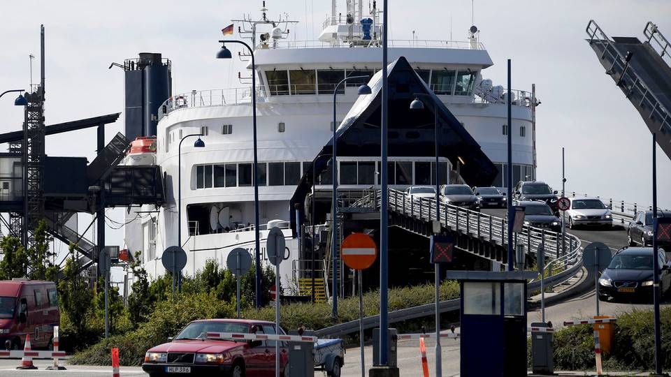 Scandlines, der sejler ruten Rødby-Puttgarden, er ikke glad for konkurrencen fra den kommende Femern-forbindelse og har anlagt sag mod Kommissionen, der har godkendt den danske regerings finansiering til forbindelsen. | Foto: Carsten Rehder/AP/Ritzau Scanpix