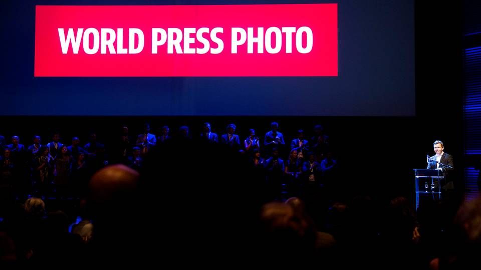 Mads Nissen ses her - lidt på afstand - på scenen, da han modtog prisen for World Press Photo of the Year i 2015. | Foto: Thomas Borberg/Politiken/Ritzau Scanpix
