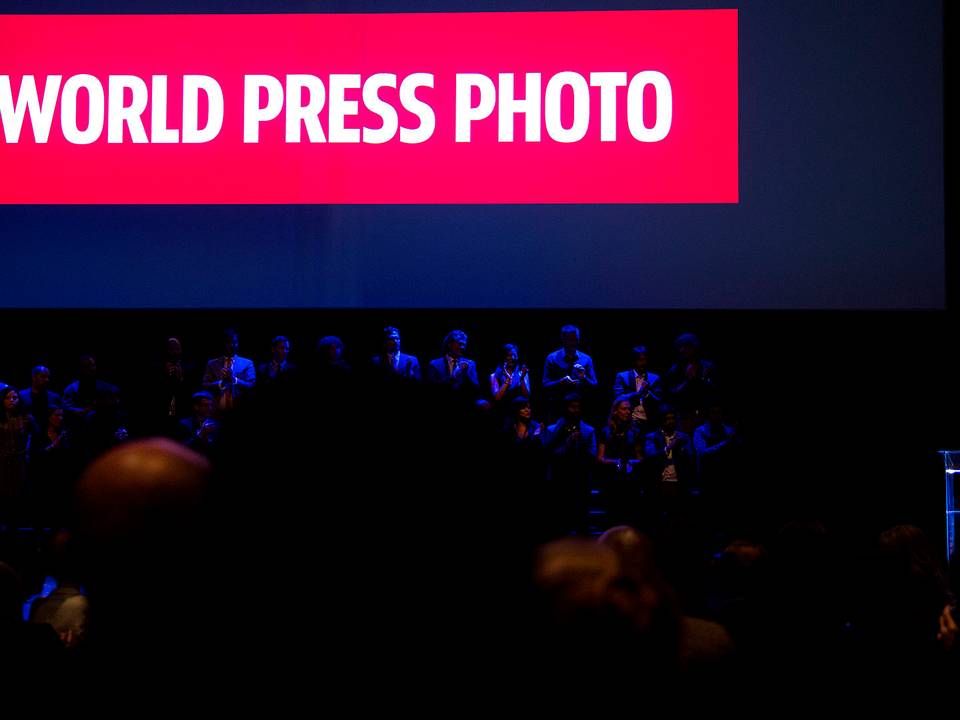 Mads Nissen ses her - lidt på afstand - på scenen, da han modtog prisen for World Press Photo of the Year i 2015. | Foto: Thomas Borberg/Politiken/Ritzau Scanpix