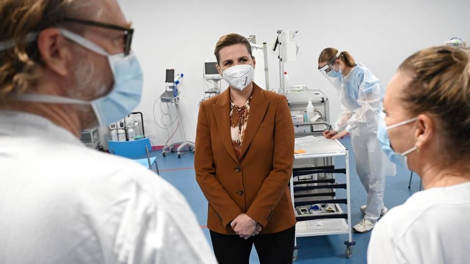 Mette Frederiksen, der torsdag besøgte Herlev Hospital, tror stadig, at danskerne kan få en nærmest normal sommer. | Foto: Philip Davali/Ritzau Scanpix