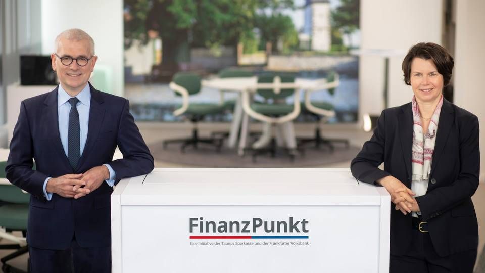 Oliver Klink und Eva Wunsch-Weber mit dem Logo der Finanzpunkte | Foto: Taunus Sparkasse/Frankurter Volksbank