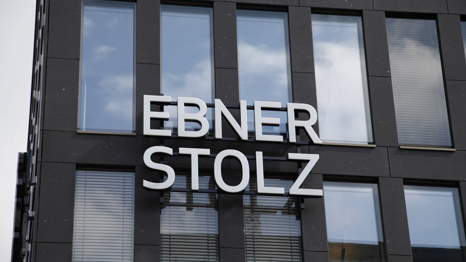 Der Schriftzug von Ebner & Stolz | Foto: picture alliance | SPA