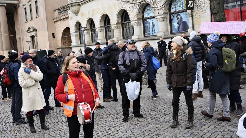 En stor gruppe mennesker var fredag eftermiddag mødt op for at vise deres støtte til den 30-årige kvinde, som er idømt to års fængsel for at have spillet en rolle i urolighederne ved en demonstration 9. januar. | Foto: Philip Davali/Ritzau Scanpix
