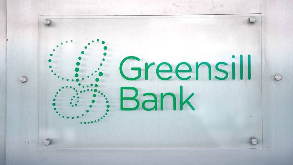 Ein Schild mit dem Firmennamen "Greensill Bank" hängt am Eingang der Bremer Privatbank. | Foto: picture alliance/dpa | Sina Schuldt