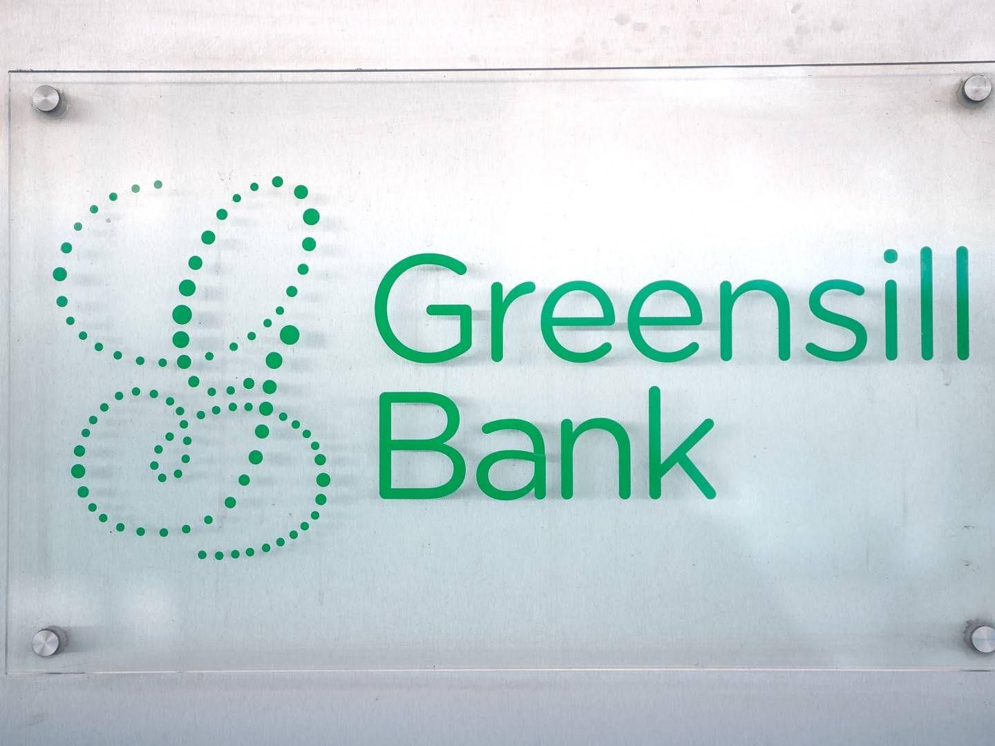 Ein Schild mit dem Firmennamen "Greensill Bank" hängt am Eingang der Bremer Privatbank. | Foto: picture alliance/dpa | Sina Schuldt