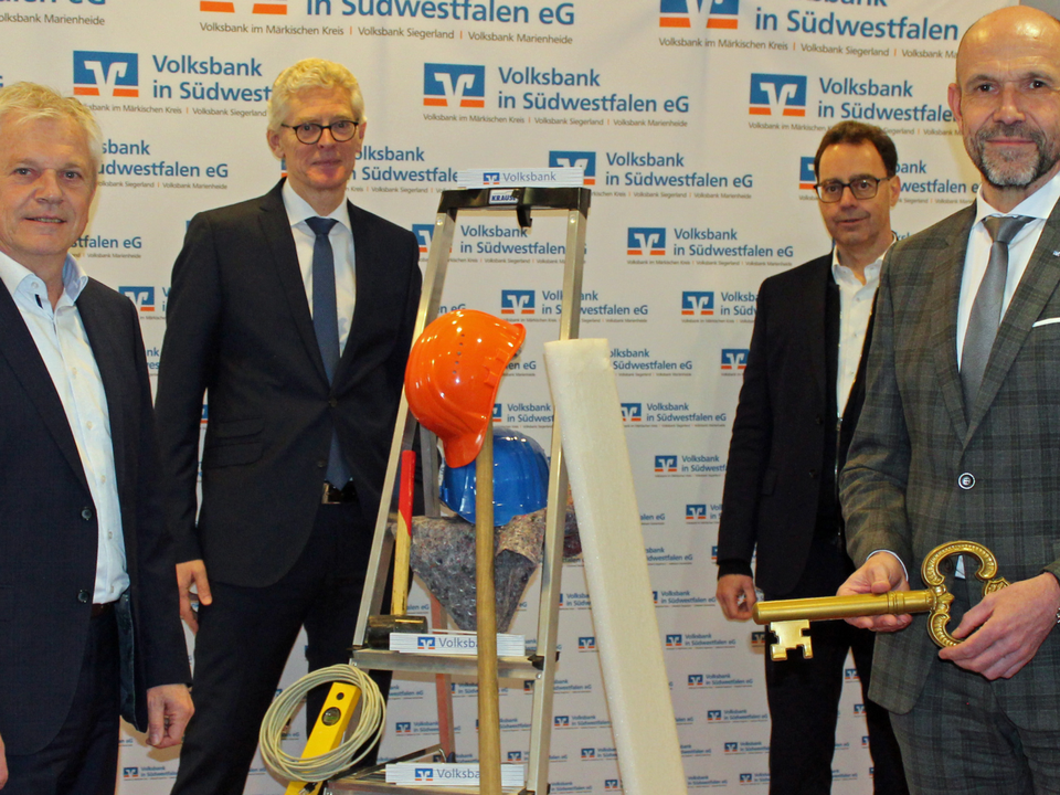 Wolfgang Maasch (links) bei seiner Verabschiedung - mit seinem Nachfolger Uwe Kleppel (rechts) sowie (hinten) den Vorständen Karl-Michael Dommes und Roland Krebs | Foto: Volksbank in Südwestfalen