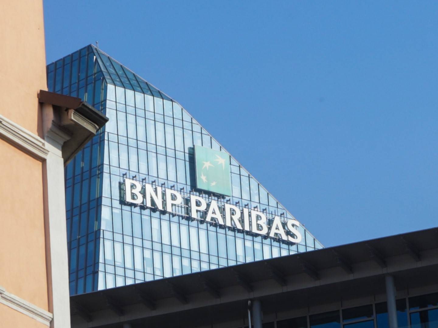 Gebäude mit dem Logo der BNP Paribas in Mailand | Foto: picture alliance / NurPhoto | Mairo Cinquetti