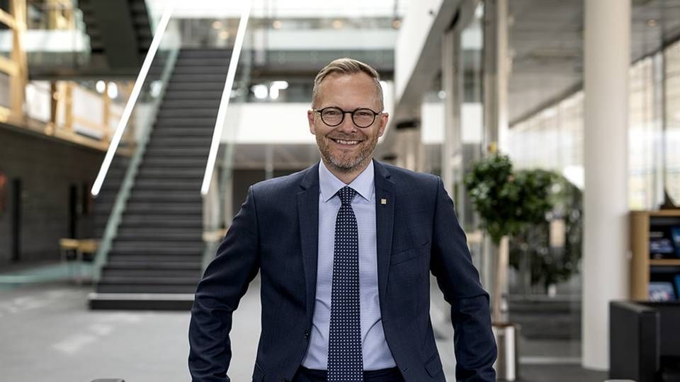 Klaus Skjødt, adm. direktør i Sparekassen Kronjylland, er formentlig en glad mand. Han står ifølge en ny kåring i spidsen for Danmarks bedste arbejdsplads. | Foto: PR/Sparekassen Kronjylland