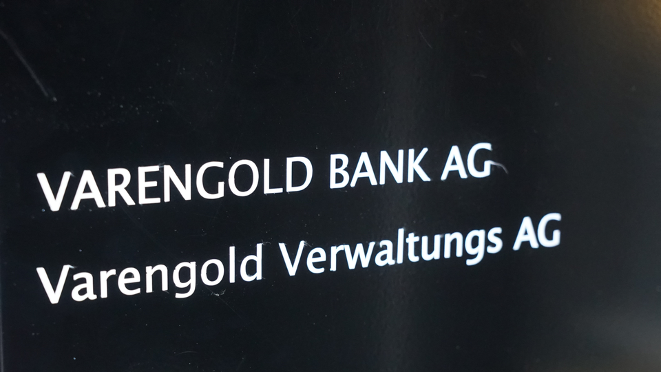Schild der Varengold Bank | Foto: picture alliance / rtn - radio tele nord | rtn, frank bründel