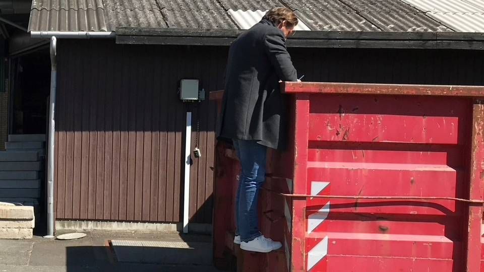 Rasmus Falkenberg, medstifter og direktør i Upcycling Forum, roder efter restaffald i en container. Han håber, at han kan få flere danske og europæiske virksomheder til at bruge restmaterialer i deres produktion og byggeri. | Foto: Upcycling Forum/PR