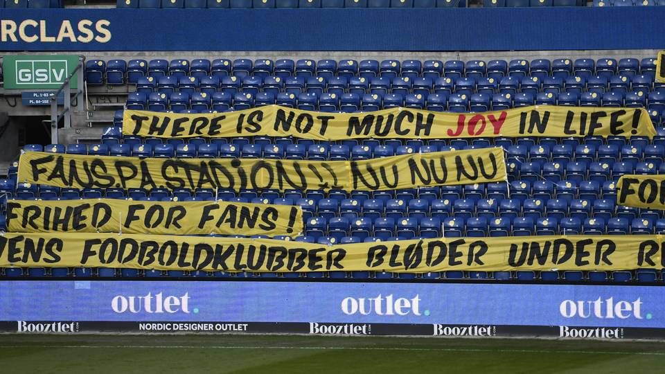 Fodboldfans må nøjes med at ytre sig på stadion via bannere lidt endnu. | Foto: Lars Poulsen