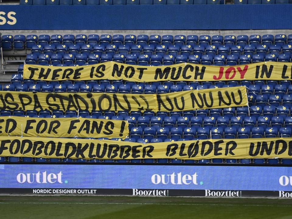 Fodboldfans må nøjes med at ytre sig på stadion via bannere lidt endnu. | Foto: Lars Poulsen