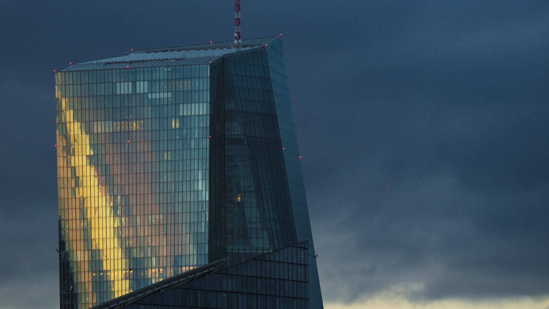 Der Sonnenuntergang im Spiegel der EZB-Zentrale in Frankfurt. | Foto: picture alliance/dpa | Boris Roessler
