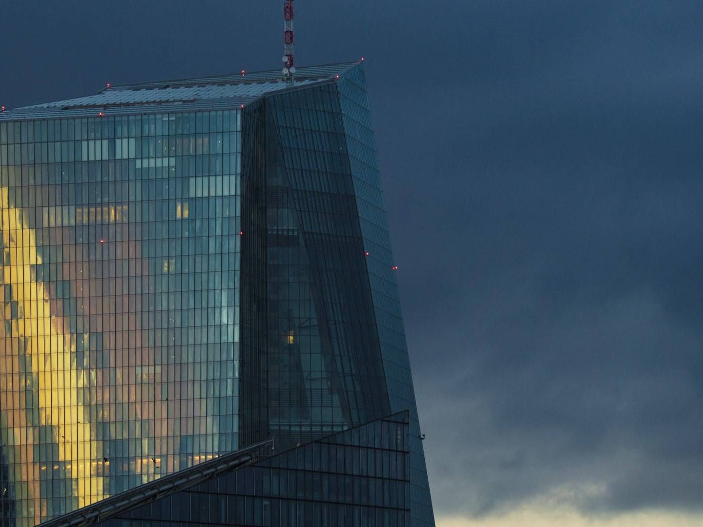 Der Sonnenuntergang im Spiegel der EZB-Zentrale in Frankfurt. | Foto: picture alliance/dpa | Boris Roessler