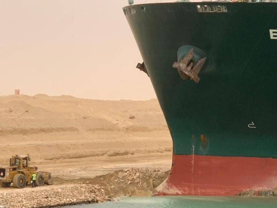 Det grundstødte skib Ever Given befinder sig i Suez-kanalen, hvor bl.a. en gravko arbejder på at grave det fri. | Foto: HANDOUT/VIA REUTERS / X80001