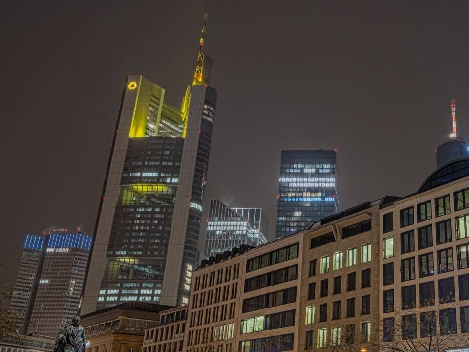 Der Commerzbank-Turm vom Frankfurter Goetheplatz aus betrachtet. | Foto: picture alliance / greatif | Florian Gaul