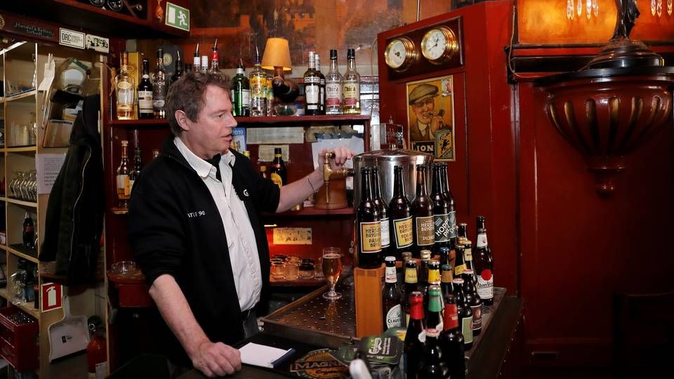"Kravet om begrænsede åbningstider for serveringssteder samt forbuddet mod salg af alkohol mellem kl. 22-05 opretholdes, indtil man er længere henne i genåbningen," skriver Erhvervsministeriet til Jyllands-Posten. | Foto: Jens Dresling