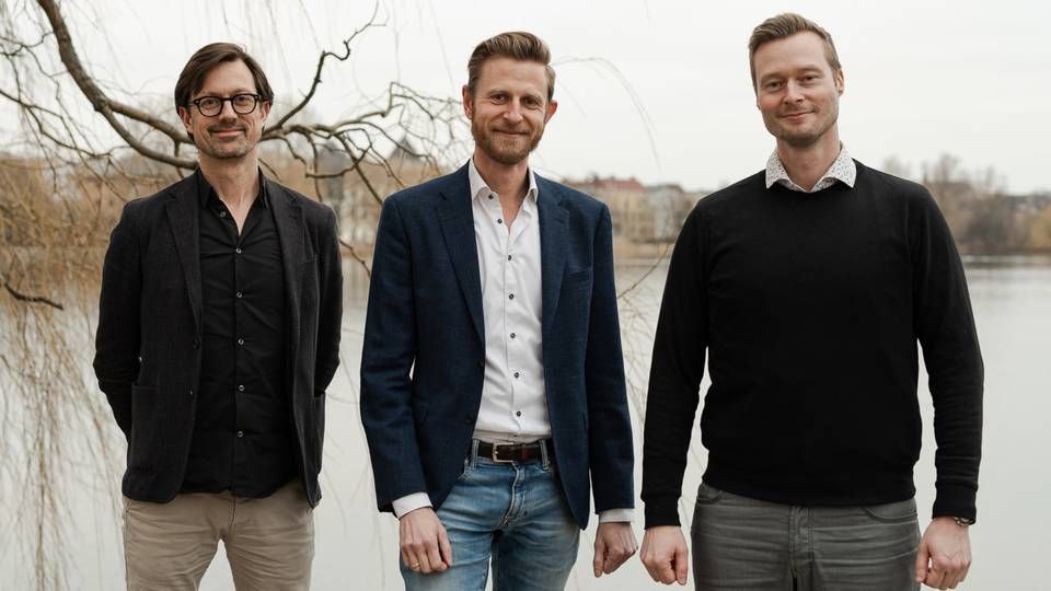 Investorerne Nicolas Kristoffersen (tv.), Anders Bang Olsen (th.) og adm. direktør i Frame, Jesper Ring. | Foto: Frame / PR