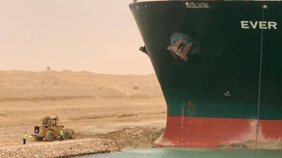 Skibsskroget står bogstaveligt talt oppe i ørkensandet i Suez-kanalen. | Foto: Suez Canal Authority/Reuters/Ritzau Scanpix