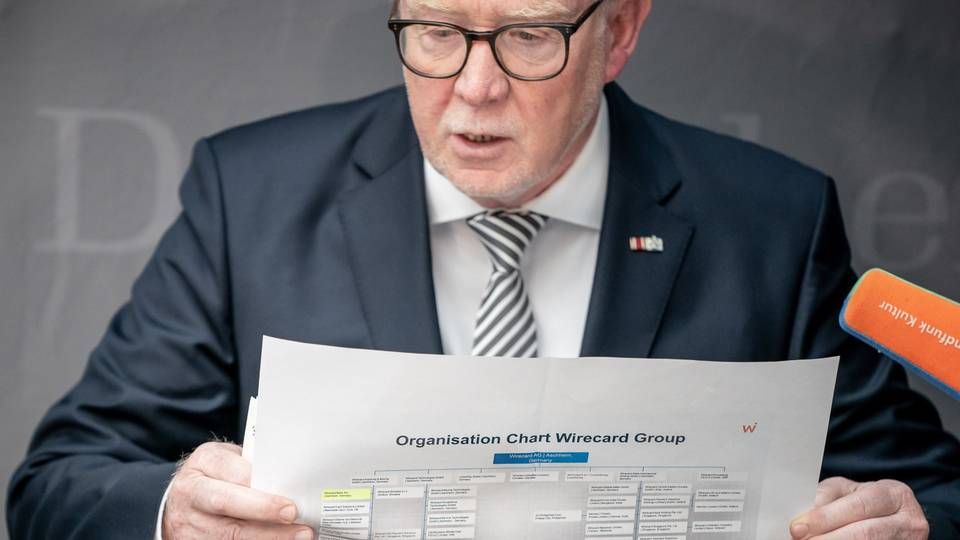 Hans Michelbach (CSU), Mitglied des Bundestags- Finanzausschusses, zeigt in einer Pause der Sitzung des Bundestags-Finanzausschusses zum Wirecard-Skandal ein Chart, welches das Firmengeflecht von Wirecard zeigen soll. | Foto: picture alliance/dpa | Michael Kappeler