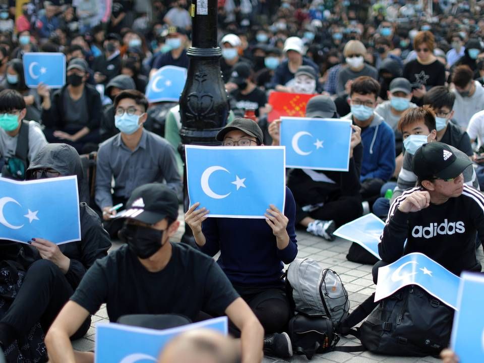 Hongkongs demonstranter holder østtürkestanske Uyghur-flag ved en demonstration til støtte for Xinjiang Uighurernes 'menneskerettigheder i Hong Kong, Kina. | Foto: LUCY NICHOLSON/REUTERS / X90050