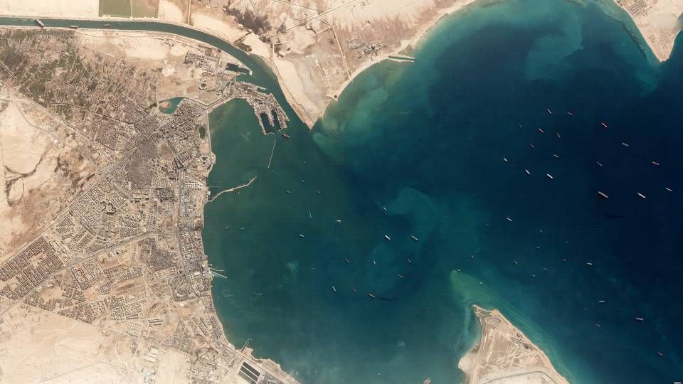 Luftfoto af skibe, der venter ud for Suez-kanalen, der er spærret af et stort containerskib, som ligger på tværs i kanalen. | Foto: Planet Labs Inc/VIA REUTERS / X80001