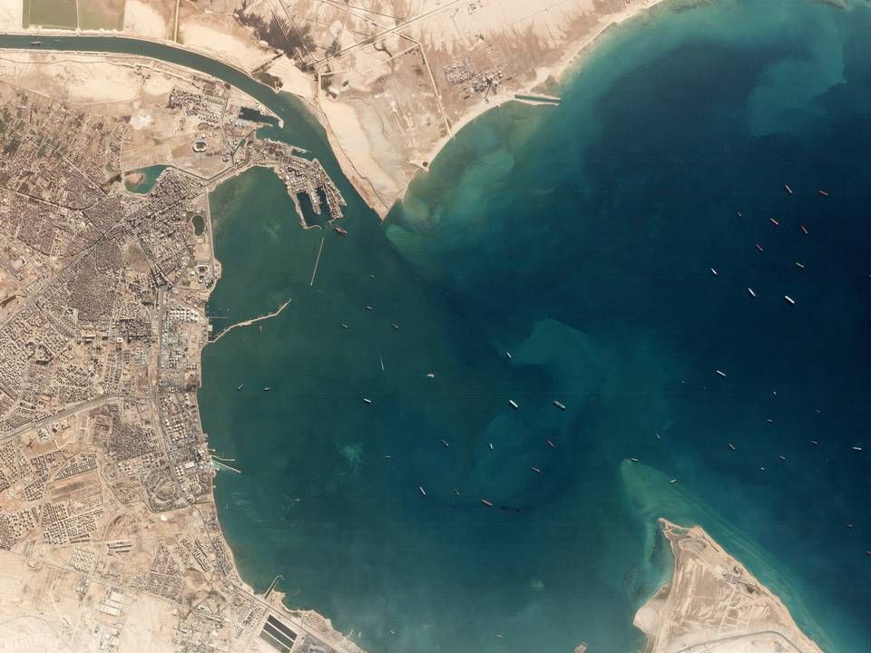 Luftfoto af skibe, der venter ud for Suez-kanalen, der er spærret af et stort containerskib, som ligger på tværs i kanalen. | Foto: Planet Labs Inc/VIA REUTERS / X80001