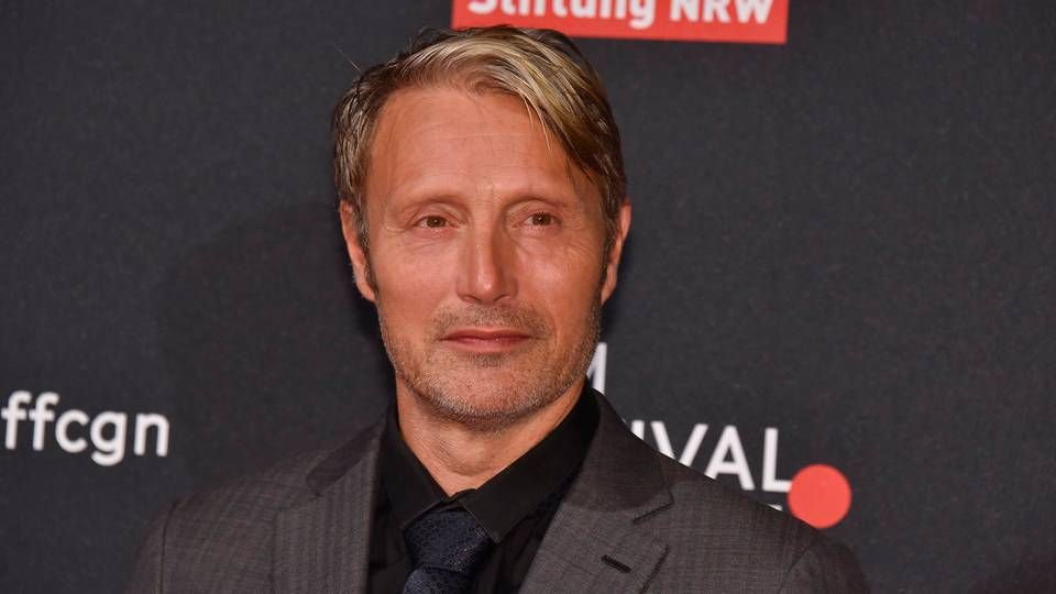 Skuespiller Mads Mikkelsen er tidligere blevet misbrugt i falske reklamer for investering i bitcoin. I en fabrikeret artikel, der skulle forestille en artikel på Ekstra Bladet, lød det, at Mads Mikkelsen havde fundet et "smuthul til velstand", og at han "bønfaldt alle i Danmark om at benytte sig af denne fantastiske mulighed, før de store banker lukker den ned for altid". Hvis noget lyder for godt til at være sandt, er det nok også tilfældet, siger digitaliseringsdirektør i Finans Danmark. | Foto: Horst Galuschka/AP/Ritzau Scanpix