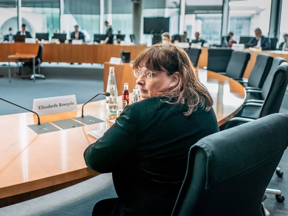Elisabeth Roegele, Vizepräsidentin der BaFin, wartet auf den Beginn der Befragung als Zeugin im Untersuchungsausschuss des Bundestags zum Bilanzskandal Wirecard | Foto: picture alliance/dpa | Michael Kappeler