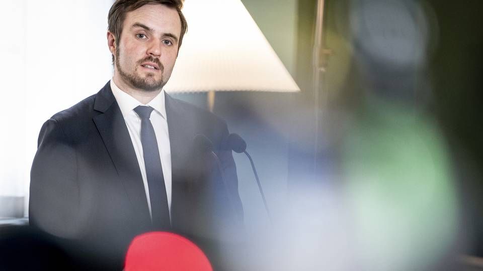 "Det er helt centralt, at virksomhederne fortsat kan holde fyresedlen i lommen, så vi på den anden side af krisen også har stærk dansk arbejdskraft," udtaler erhvervsminister Simon Kollerup. | Foto: Mads Claus Rasmussen