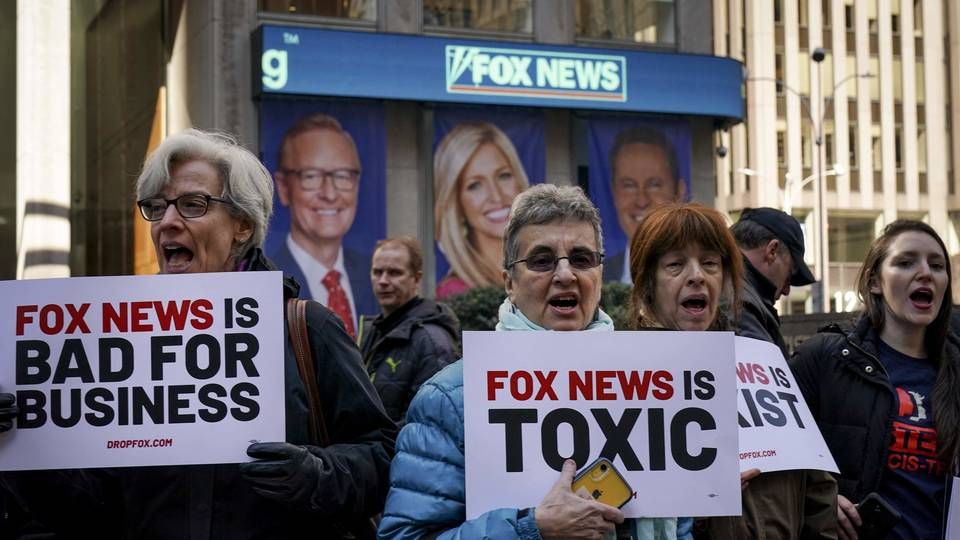 Demonstranter uden for Fox News hovedkvarter i News Corporation-bygningen i New York City. (FILER) På dette filbillede taget den 13. marts 2019 samler 13. marts 2019. | Foto: DREW ANGERER/AFP / GETTY IMAGES NORTH AMERICA