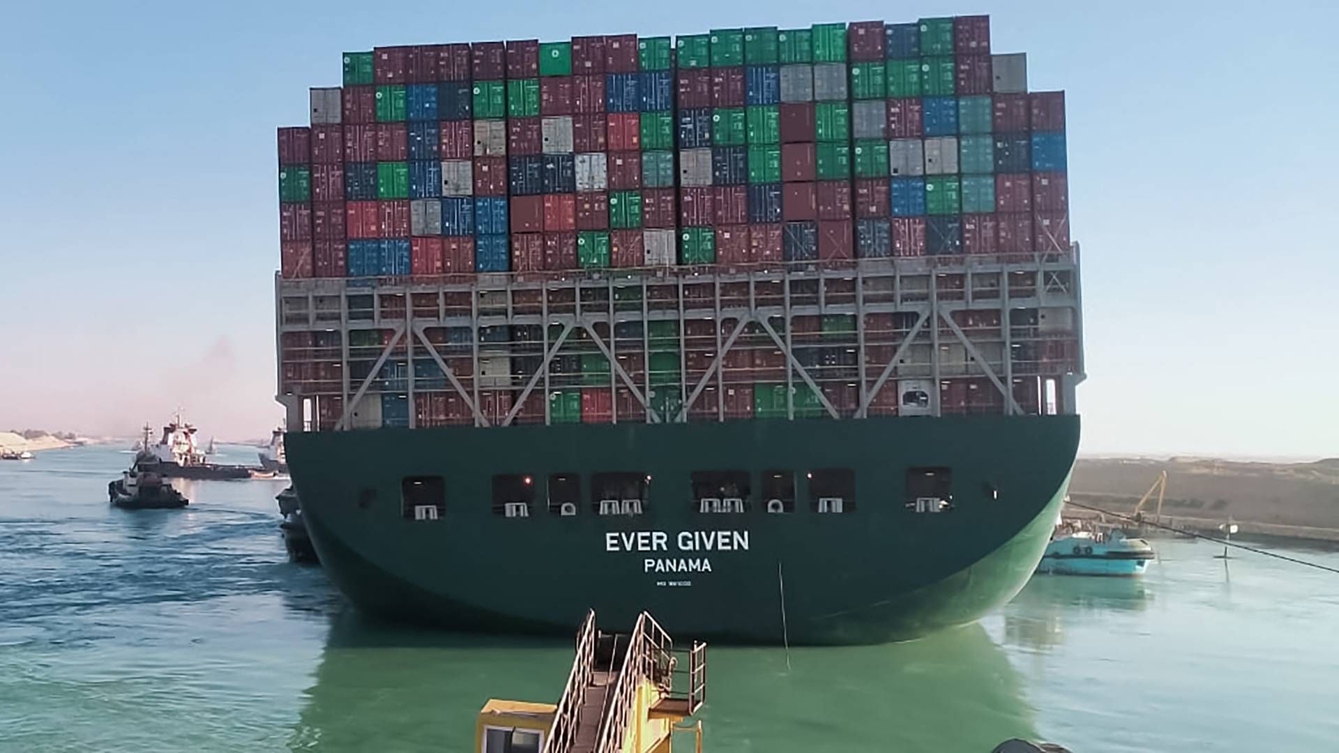 Blokeringen af Suezkanalen, der skete, efter skibet Ever Given havde sat sig på tværs, vil skabe flaskehalse i logistikkæderne et godt stykke tid endnu, vurderer shippingtopchef. | Foto: -/AFP / AFP