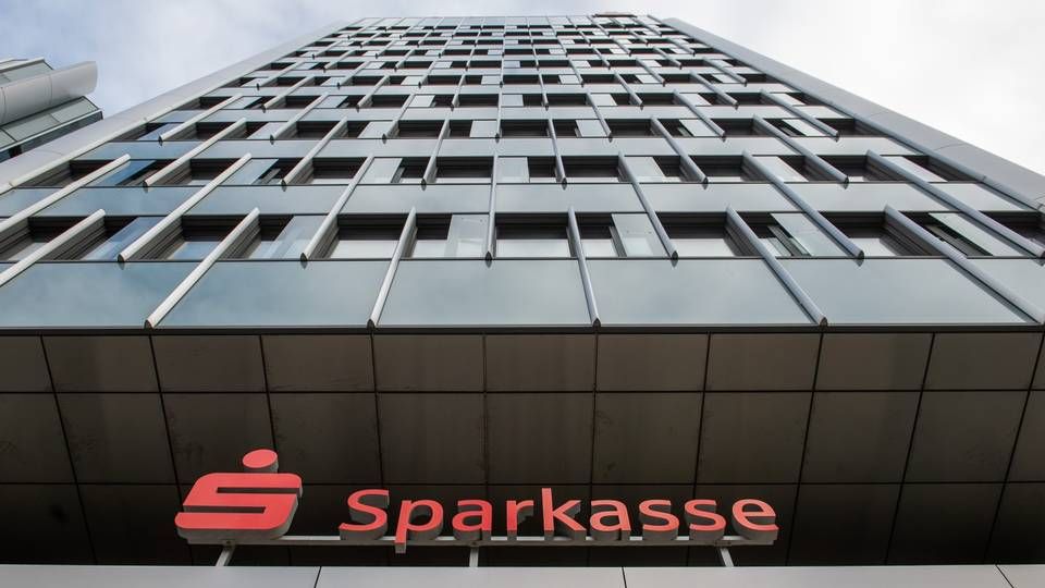 Das Logo der Sparkasse über einem Eingang zum Unternehmenssitz der Sparkasse Hannover. | Foto: picture alliance/dpa | Lucas Bäuml