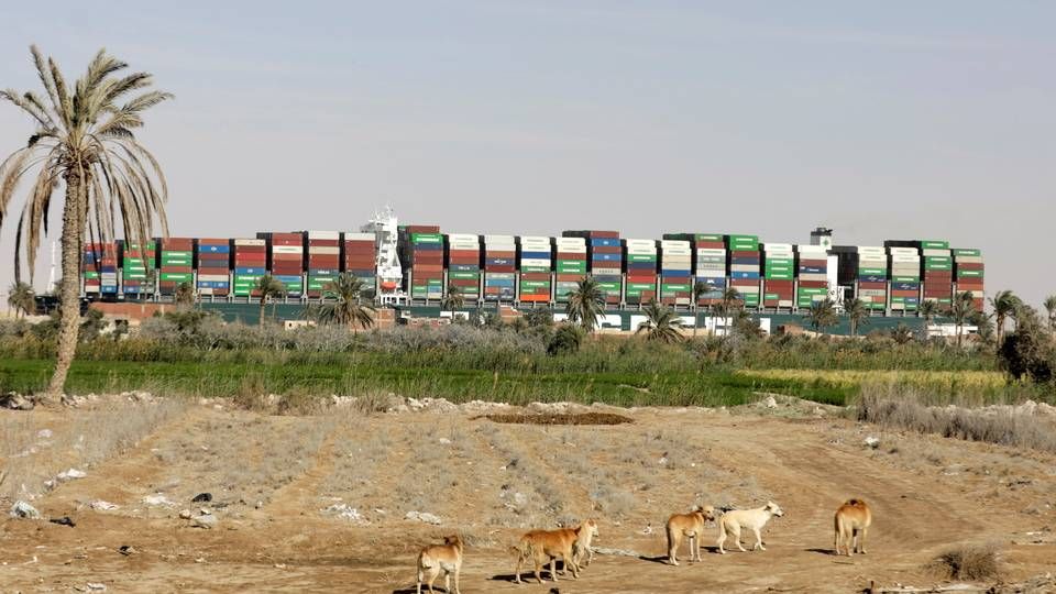 "Ever Given" har siddet fast i Suez-kanalen i næsten en uge og har blokeret for, at andre skibe kunne sejle igennem den vigtige fragtrute. | Foto: Mohamed Abd El Ghany/REUTERS / X02738