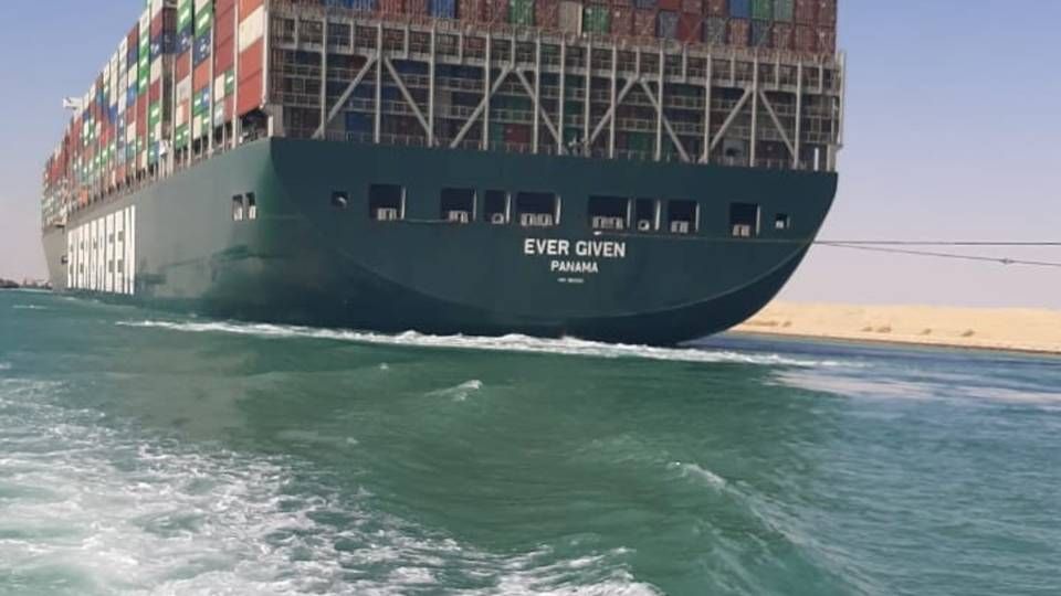 Containerskibet Ever Given er mandag kommet fri, efter at have ligget på tværs i Suez-kanalen siden tirsdag i sidste uge. | Foto: HANDOUT/VIA REUTERS / X80001