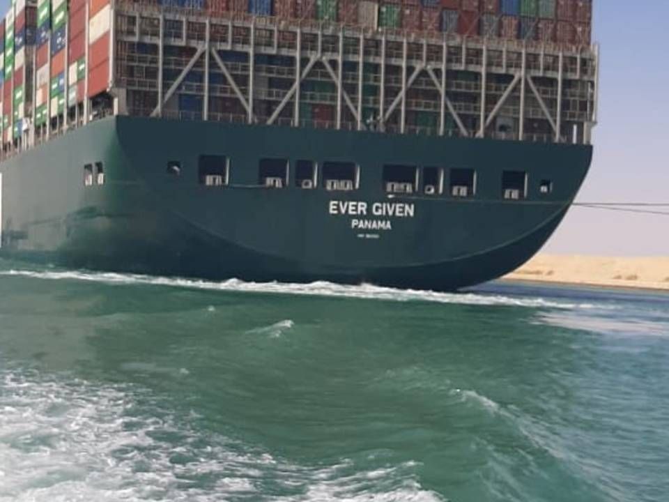 Containerskibet Ever Given er mandag kommet fri, efter at have ligget på tværs i Suez-kanalen siden tirsdag i sidste uge. | Foto: HANDOUT/VIA REUTERS / X80001