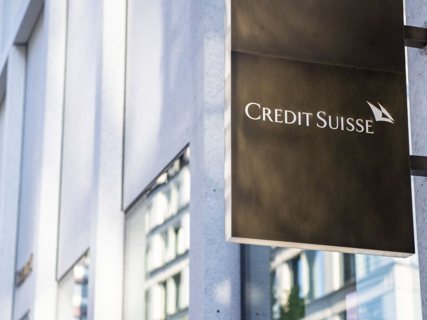 Ein Schild der Credit Suisse | Foto: picture alliance/KEYSTONE | URS FLUEELER