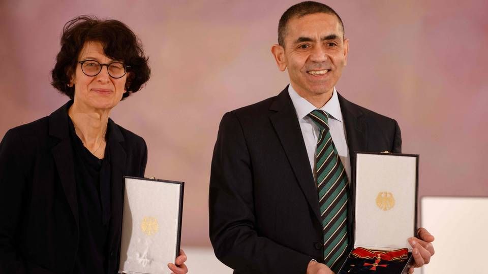 Biontechs adm. direktør (t.h), der for nylig vandt en tysk ærespris for sit vaccinearbejde, regner med at kunne levere flere vacciner sammen med partneren Pfizer. | Foto: ODD ANDERSEN/AFP / POOL