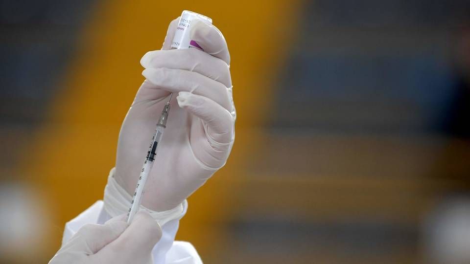 Ifølge Channel 4 News er de britiske myndigheder også ved at gøre sig nye overvejelser i forhold til AstraZenecas vaccine mod covid-19. Danmark, Norge og andre lande har suspenderet brugen, mens man undersøger, om der en forbindelse til sjældne blodpropper hos vaccinerede. | Foto: RAUL ARBOLEDA/AFP / AFP