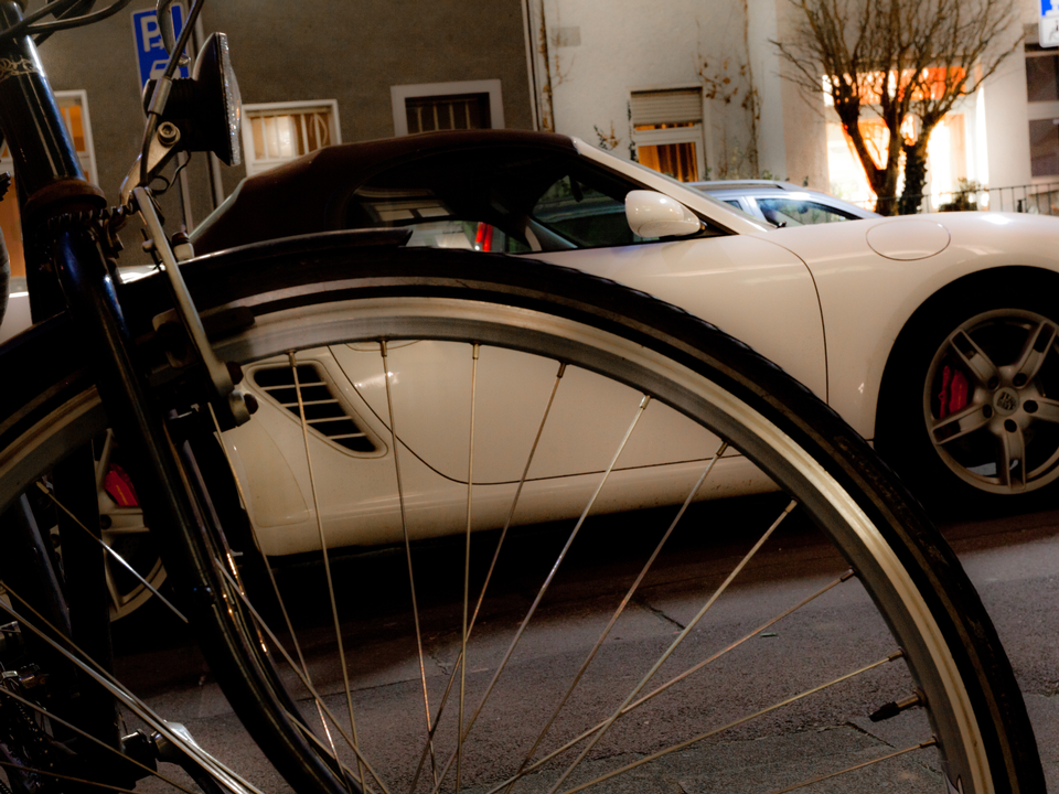 Fahrräder und ein Porsche Cabriolet parken an einer Straße (Symbolbild) | Foto: picture alliance / Maximilian Schönherr