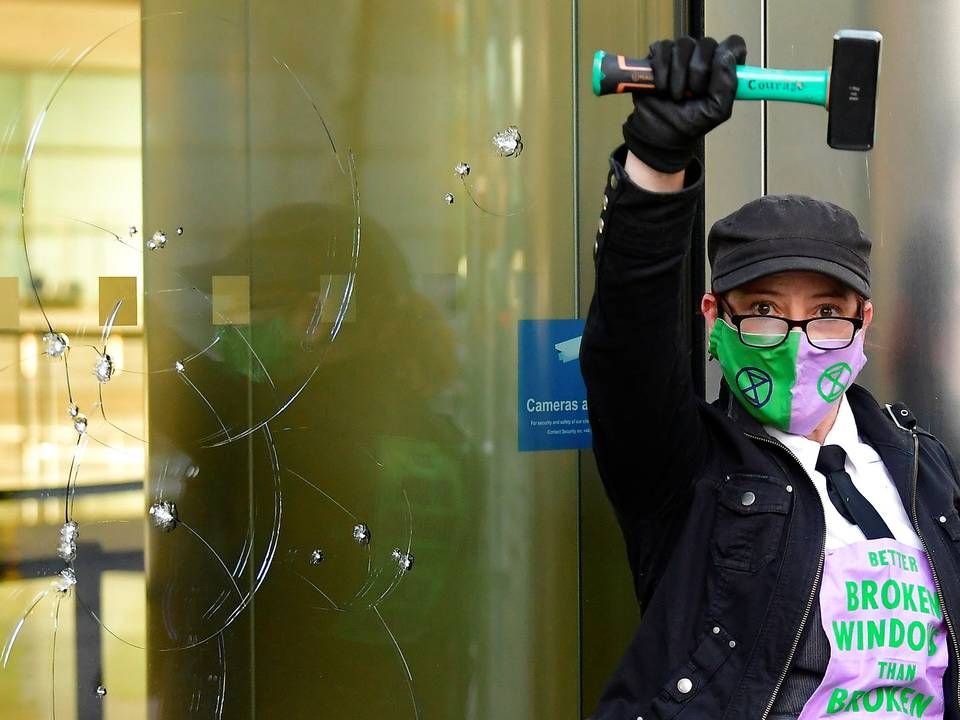 Demonstranterne smadrede tirsdag en rude hos Barclays. | Foto: Toby Melville/Reuters/Ritzau Scanpix