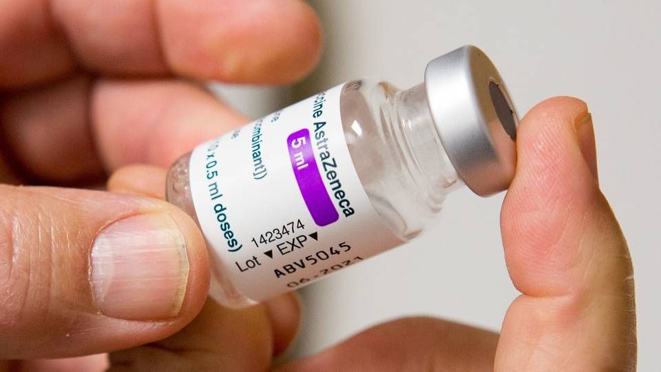 Ifølge Astrazeneca er de personer, som er døde efter vaccination, blevet vaccineret med vacciner fra forskellige partier, og virksomheden afviser derfor, at de fatale hændelser kan kædes sammen med et særligt vaccine-batch. | Foto: Fred Scheiber/AFP / AFP