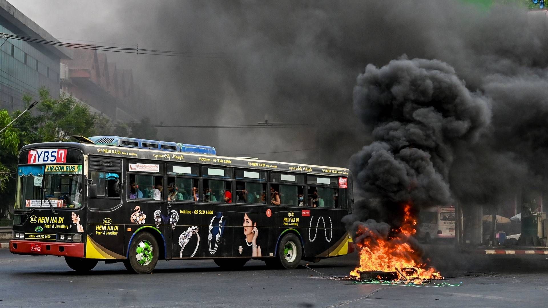 Bus brugt som barrikade under demonstationer i denne måned. | Foto: STR/AFP / AFP