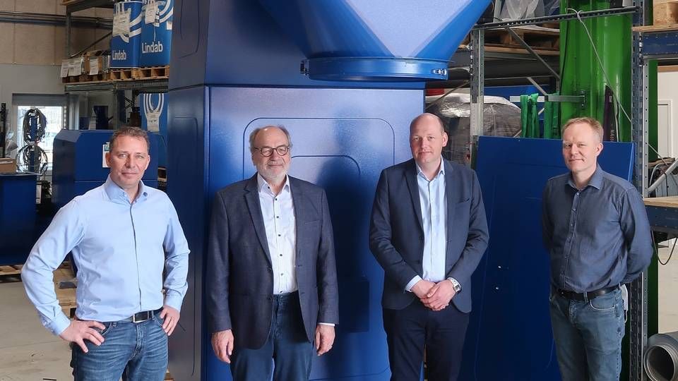 Adm. direktør Ulrik Thestrup Hansen (nr. to fra højre) anser Lundberg Tech for at være førende i verden inden for fremstilling af granulatorer. | Foto: Lundberg Tech/PR