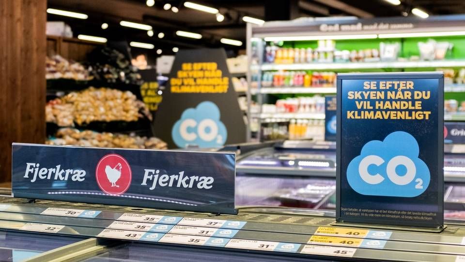 I Netto på Kongelundsvej på Amager fortæller blå CO2-mærkater fortæller om varernes klimabelastning. | Foto: PR / Salling Group