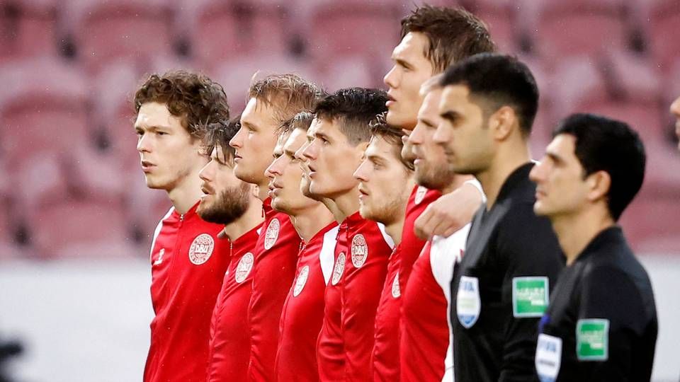 Herrelandsholdet skal finde ny sponsor til de røde trøjer, der bl.a. blev luftet, da holdet spillede VM-kvalifikationskamp mod Moldova | Foto: Jens Dresling/Ritzau Scanpix