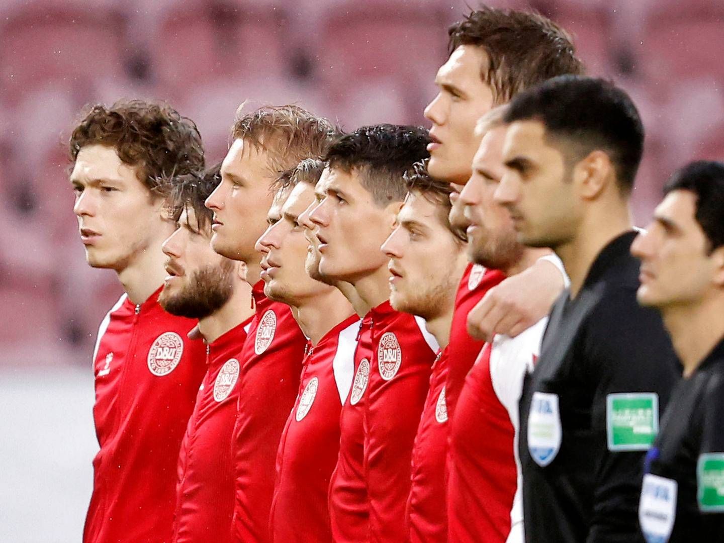 Herrelandsholdet skal finde ny sponsor til de røde trøjer, der bl.a. blev luftet, da holdet spillede VM-kvalifikationskamp mod Moldova | Foto: Jens Dresling/Ritzau Scanpix