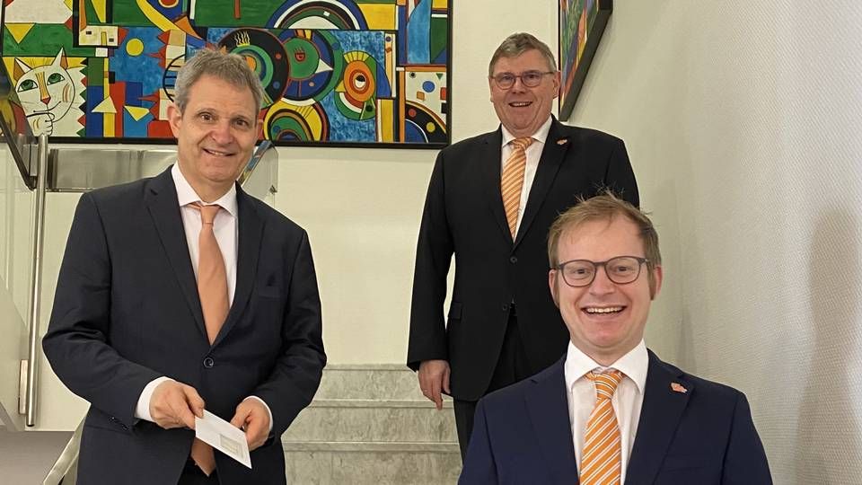 Vorstandsmitglieder der Volksbank Kamen-Werne: Jürgen Eilert (links) sowie Vorstandsmitglieder Ralf Schotte (hinten rechts) und Mike Pieper Kreimer (vorne) | Foto: Volksbank Kamen-Werne/ Philipp Gärtner